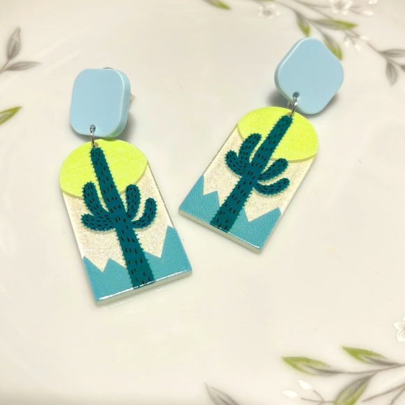 🌵Cute Western Cactus Acrylic Earrings with a Glitter Background 🌵 - Picture 2 of 3
